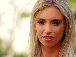 Julie receives a sulphurous gift… – Jacquie et Michel TV