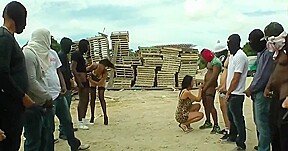 2 salope baisées et arrosées de foutre en bukkake