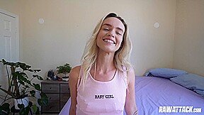 Hot Babe Khloe Kingsley Wants Her Pussy Stretched