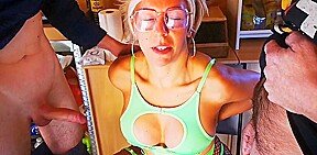 il me fait sucer des mecs dans le cabanon en portant de la lingerie