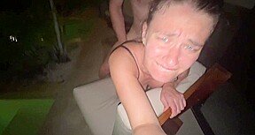 il me met un cop discretement dans la piscine de l hotel