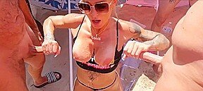 marie aspergée de foutre en bukkake sur la plage