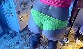 sa belle en petite culotte vient chercher sa queue