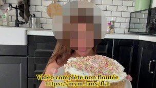 MILF NEXT DOOR demande une bite bien raide dans son cul pour son anniversaire